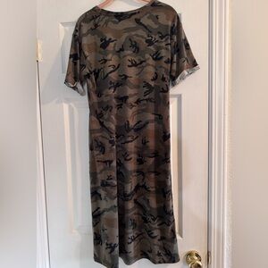 Hayden camo dress. Size M see close up pic for the colors